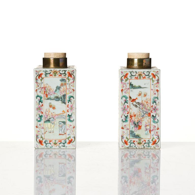 A rare pair of '100 boys' tea caddies, Qing dynasty, 18th/19th century.