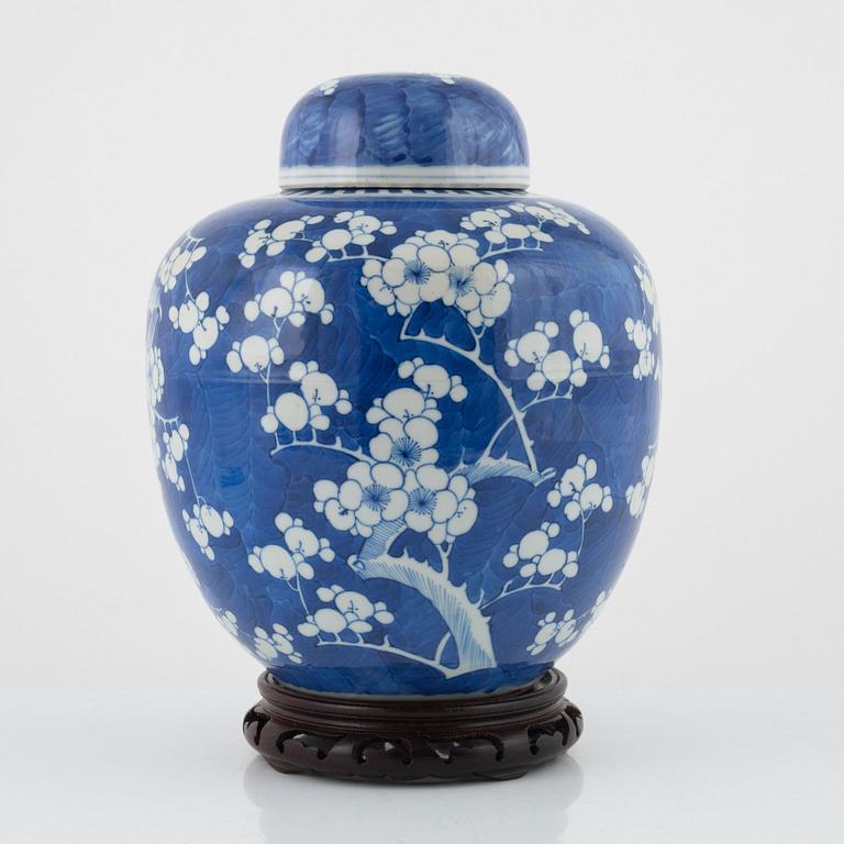 A blue and white porcelain ginger jar, China, 20th century.