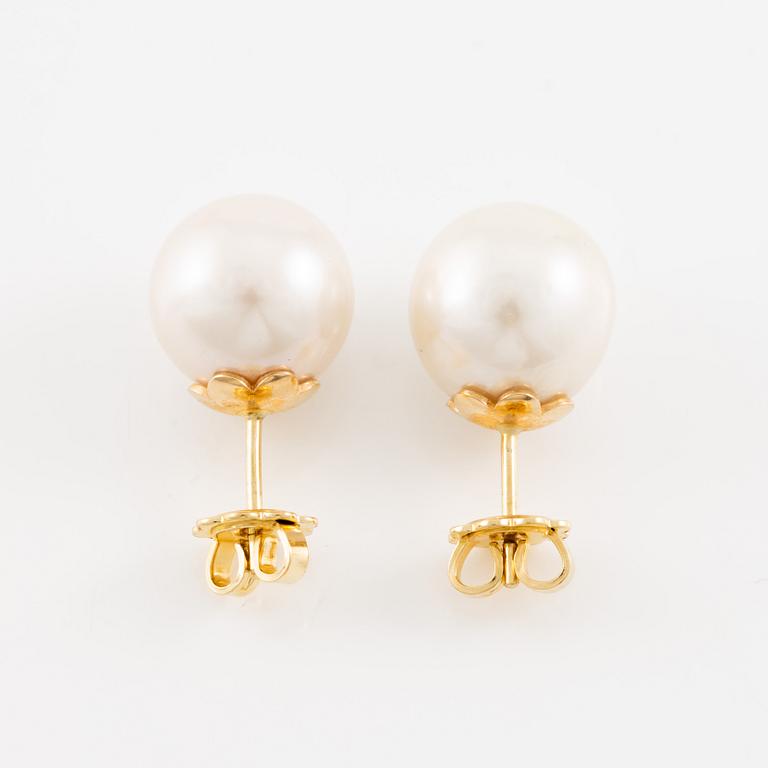 Earrings 18K gold with cultured freshwater pearls.