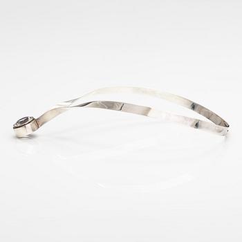 Kaulakoru, sterlinghopeaa ja vuorikristalli. Kaunis Koru, Helsinki 1972.