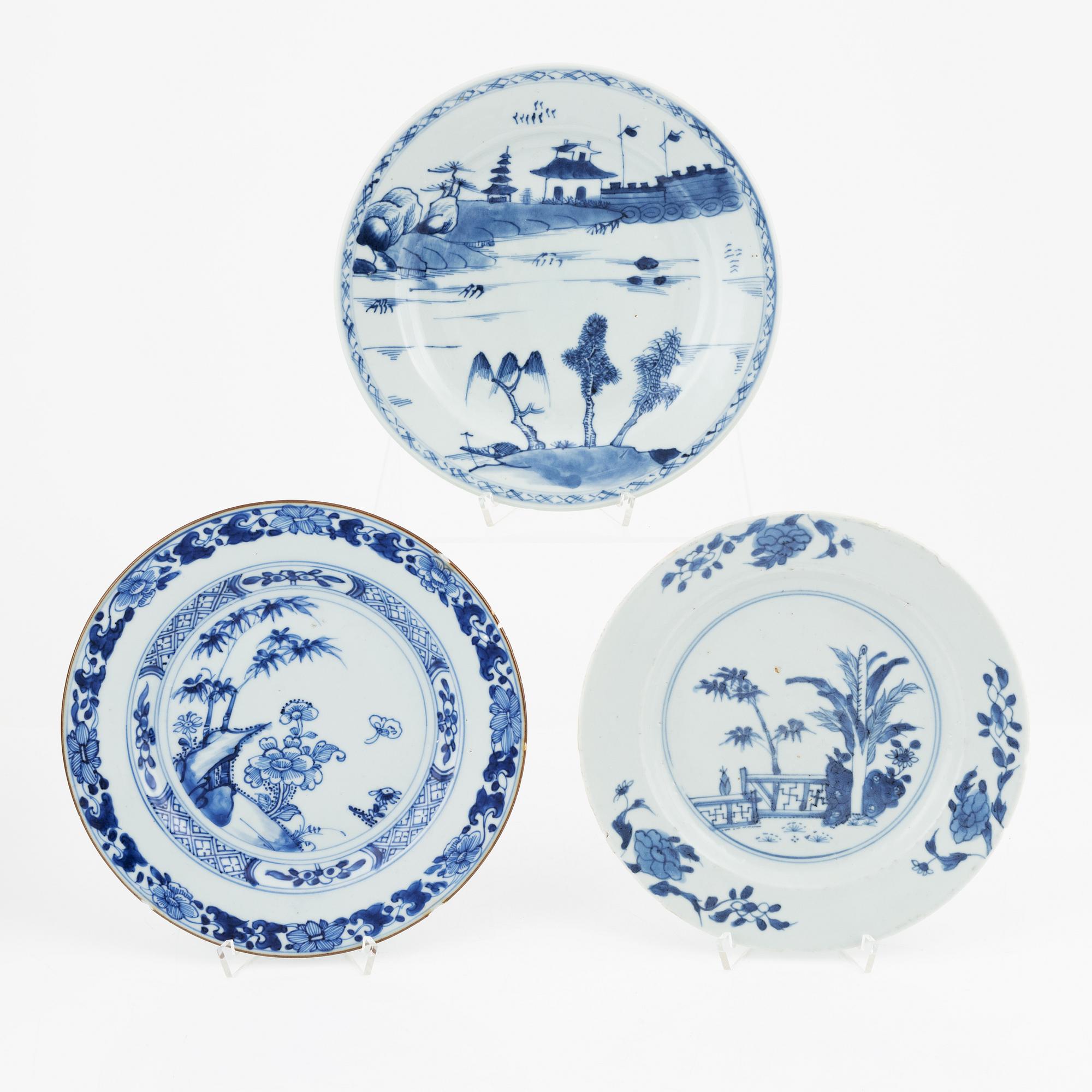 Fat samt tallrikar, sju stycken, kompaniporslin. Kina, Qingdynastin, Qianlong (1736-95).