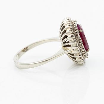 Ring 18K white gold with ruby and octagon-cut diamonds. Accompanied by report GCS.