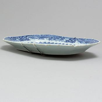 A blue and white dish, Qing dynasty, Qianlong (1736-95).