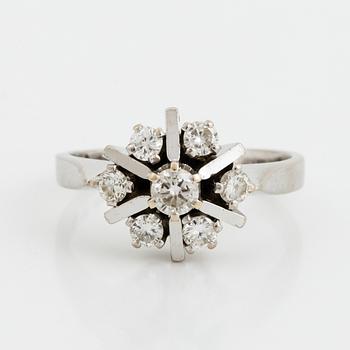 RING, med briljantslipade diamanter.