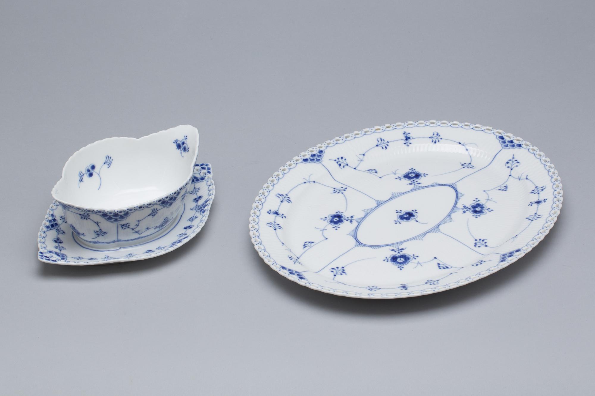 SERVIS, ca 65 delar. Musselmalet. Royal Copenhagen, Danmark.