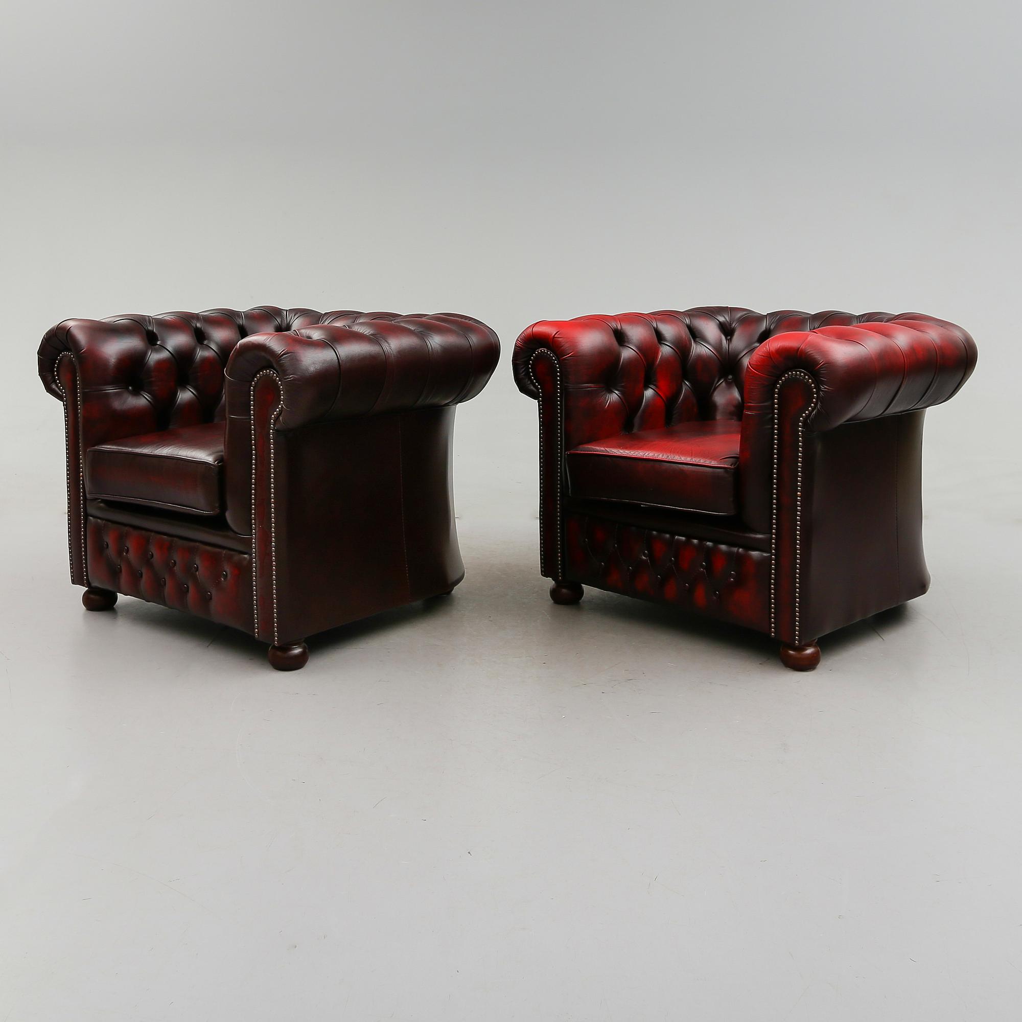 FÅTÖLJER, 1 par, Chesterfield-modell, England, 1900-talets andra hälft.