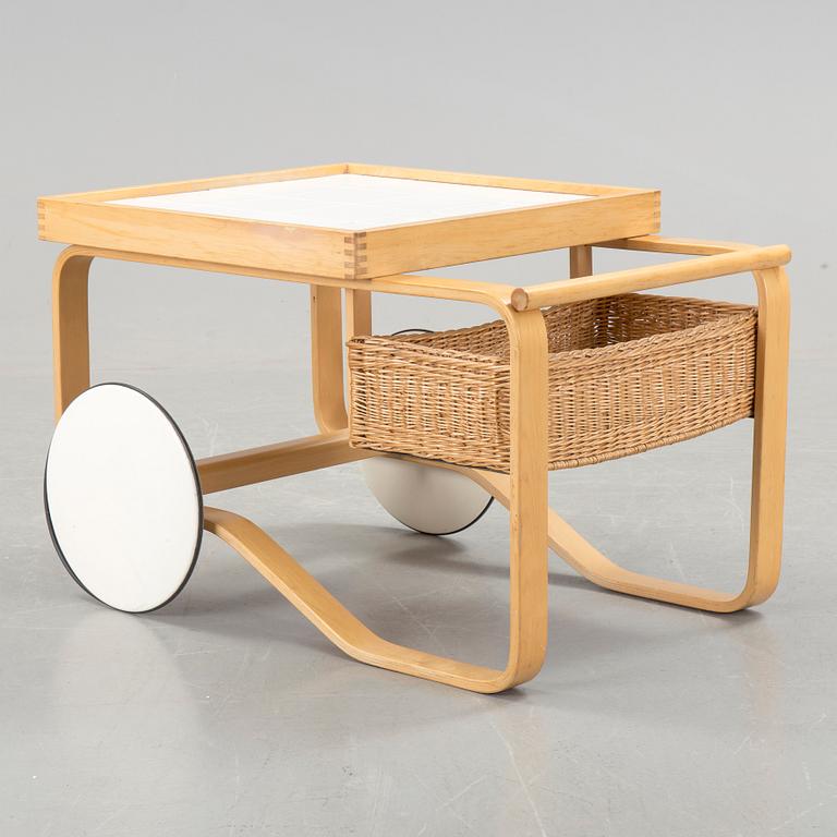 ALVAR AALTO, serveringsvagn, modell 900, Artek, Finland, 1900-talets andra hälft. Modellen formgiven 1937.