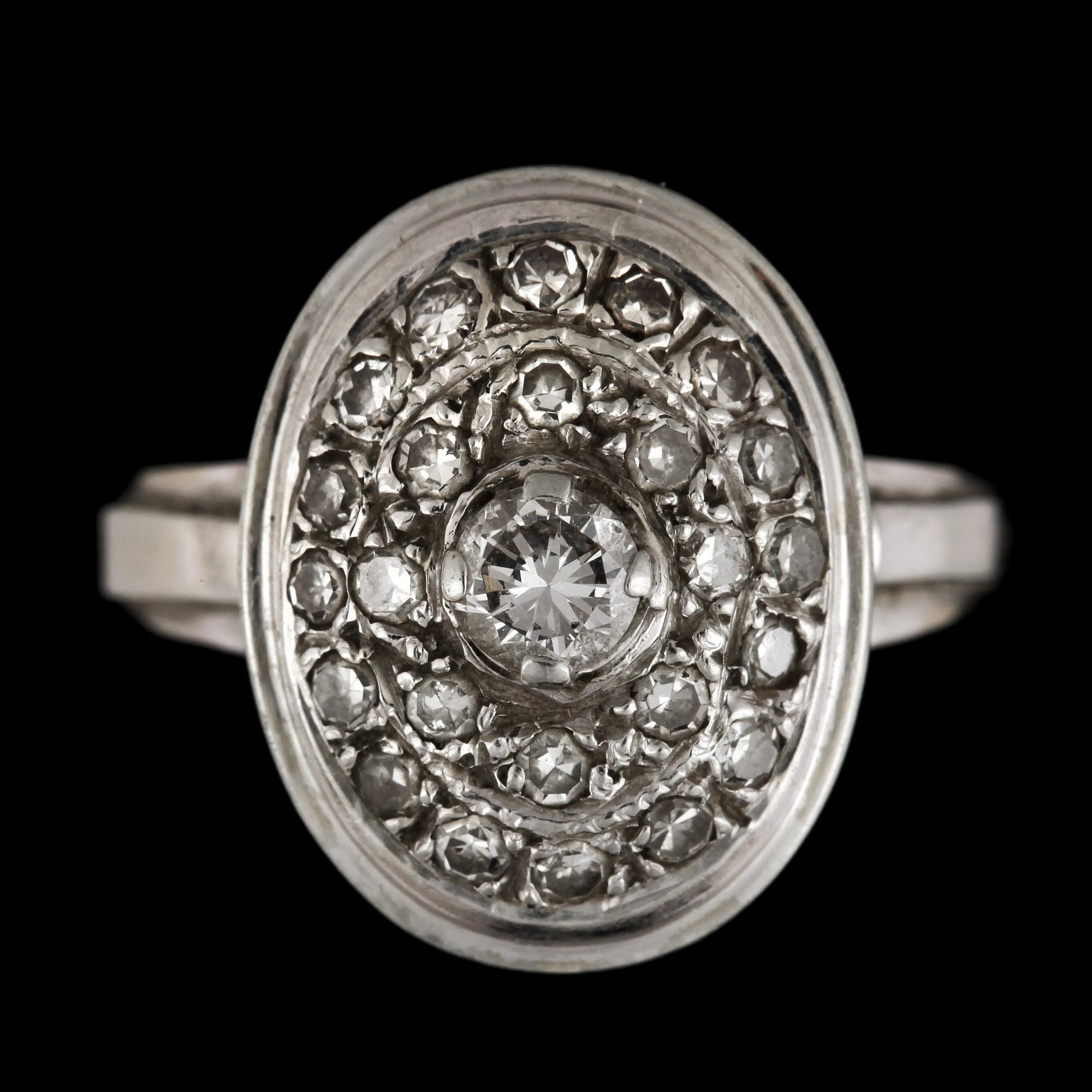 RING, 18k vitguld med diamanter mittsten ca0,22ct, mindre diamanter tot ca0,24ct. Vikt 5,8g.