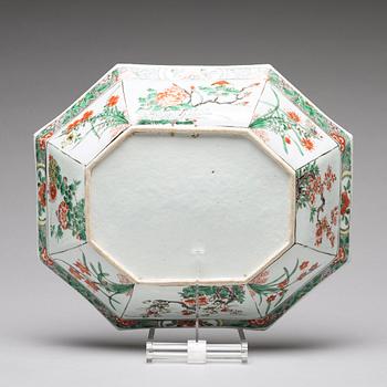 A famille verte dish, Qing dynasty, Kangxi (1662-1722).