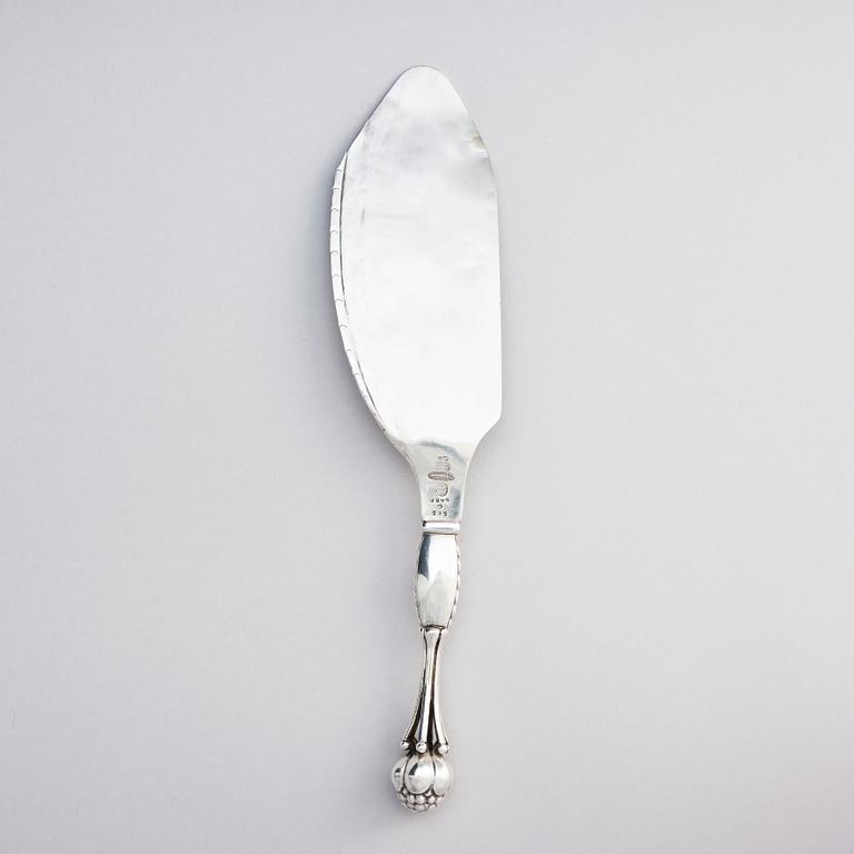 Georg Jensen, serveringsspade, Köpenhamn 1915-1919, 830/1000 silver, design nr 155, svenska importstämplar GAB F.