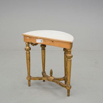 KONSOLBORD, gustaviansk stil, med datering 1933.