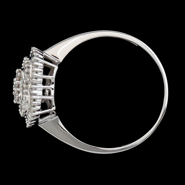 RING, 18K vitguld, åttkant och baguetteslipade diamanter tot ca 0.43 ct.