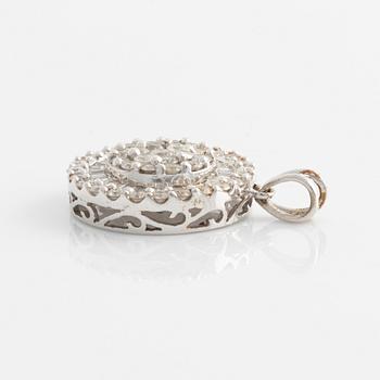 Pendant, white gold with baguette and brilliant cut diamonds.
