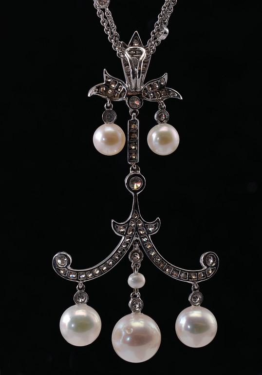 GARNITYR, briljantslipade diamanter ca 3.42 ct. Odlade saltvattenpärlor 4,5- 5,5 mm. 18K vitt guld. Vikt 18,3 g.