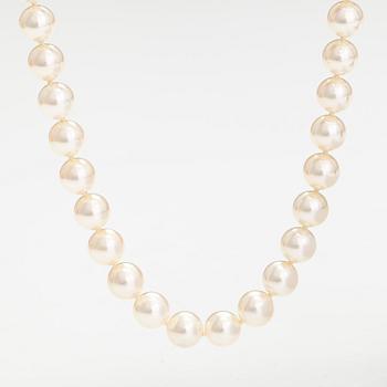 A pearl collier with ajoya pearls and a 14K gold clasp. Torbjörn Tillander, Helsinki 2015.
