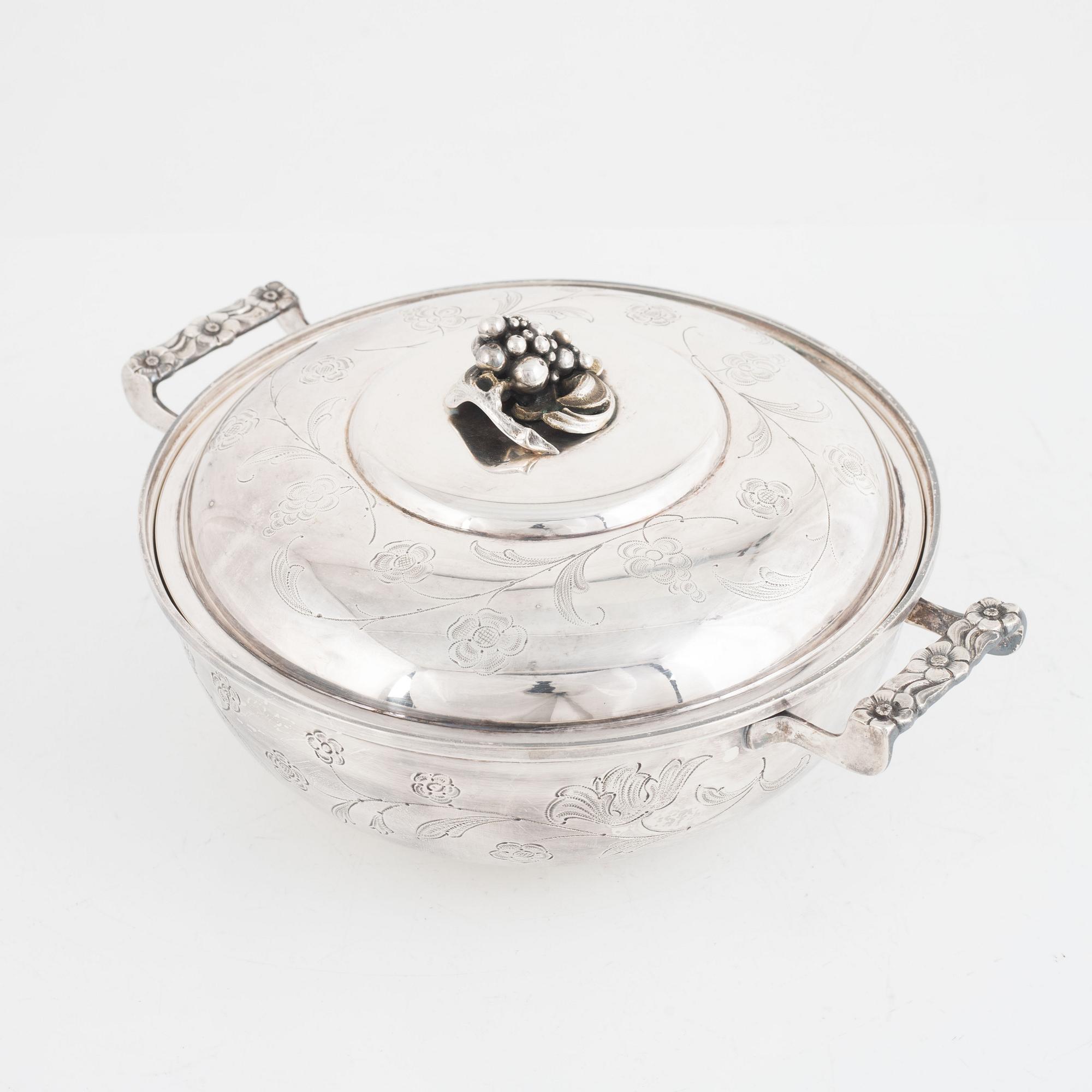 Karott med lock, silver, C G Hallberg, Stockholm, 1940.