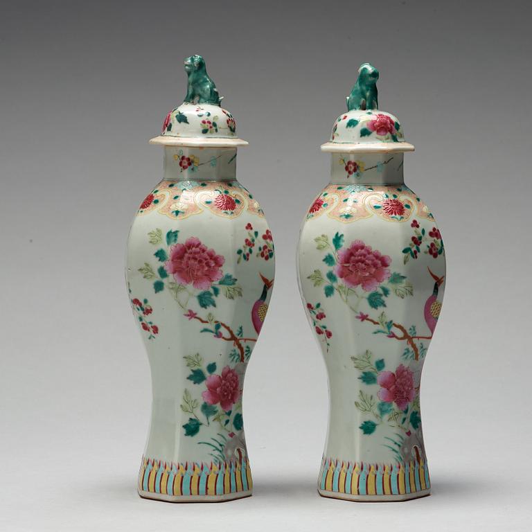 A pair of famille rose vases with cover, Samson, late 19th Century.