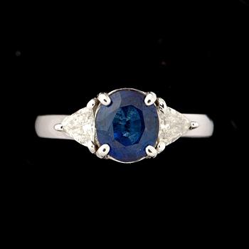 RING, platina, safir, triangelslipade diamanter, ca 0.50ct, Vikt ca 4g.