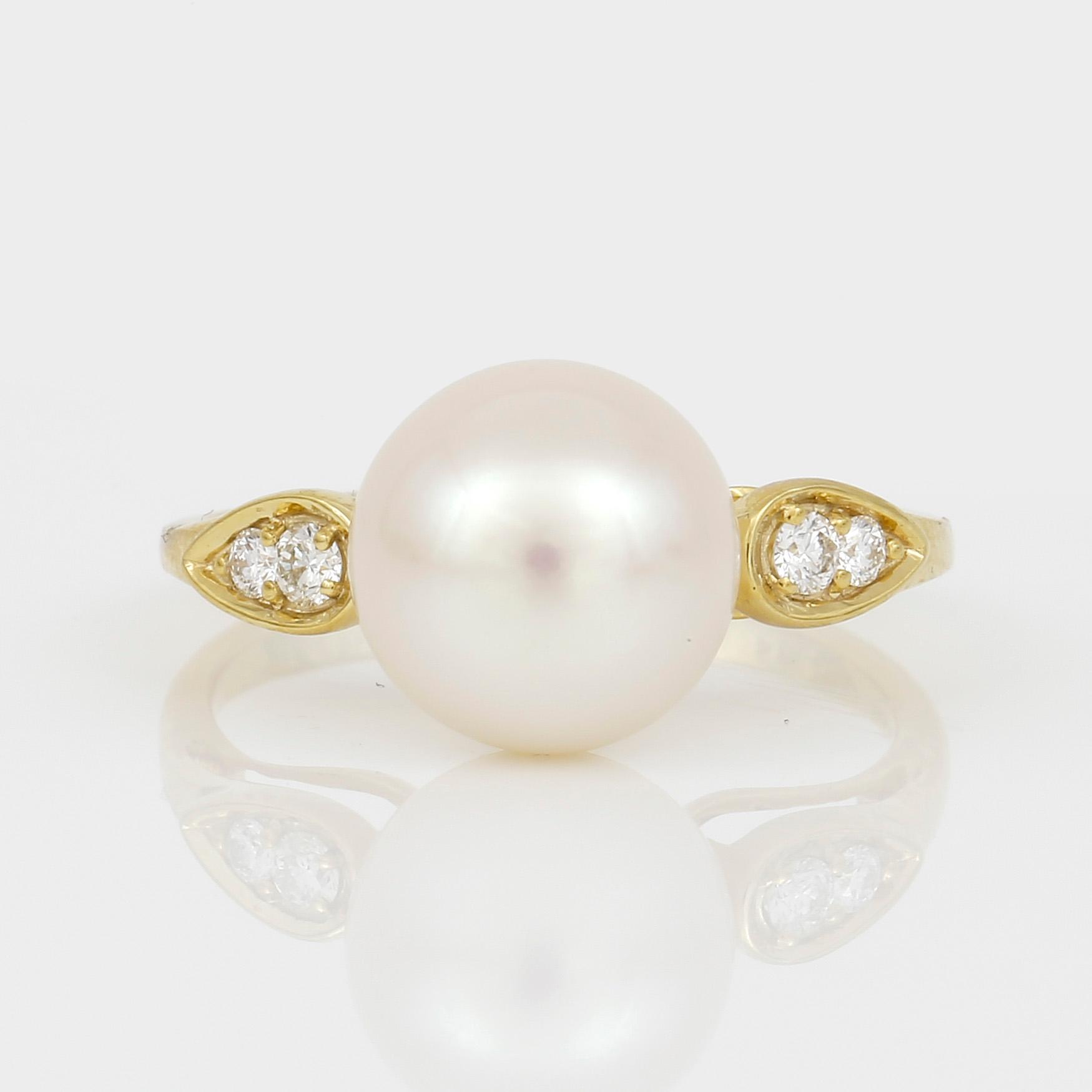 RING, 14K guld med odlade saltvatten pärla och små diamanter tot ca 0,10 ct. Vikt ca 3,34 g.