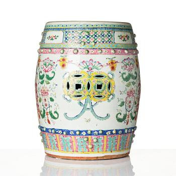 A famille rose garden seat, Qing dynasty, 19th century.
