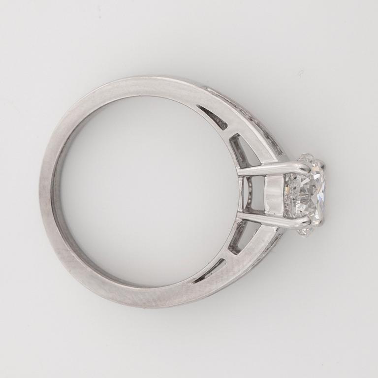 RING med briljantslipad diamant, 2.00 ct, F/SI2 och prinsesslipade diamanter totalt ca 1.20 ct.