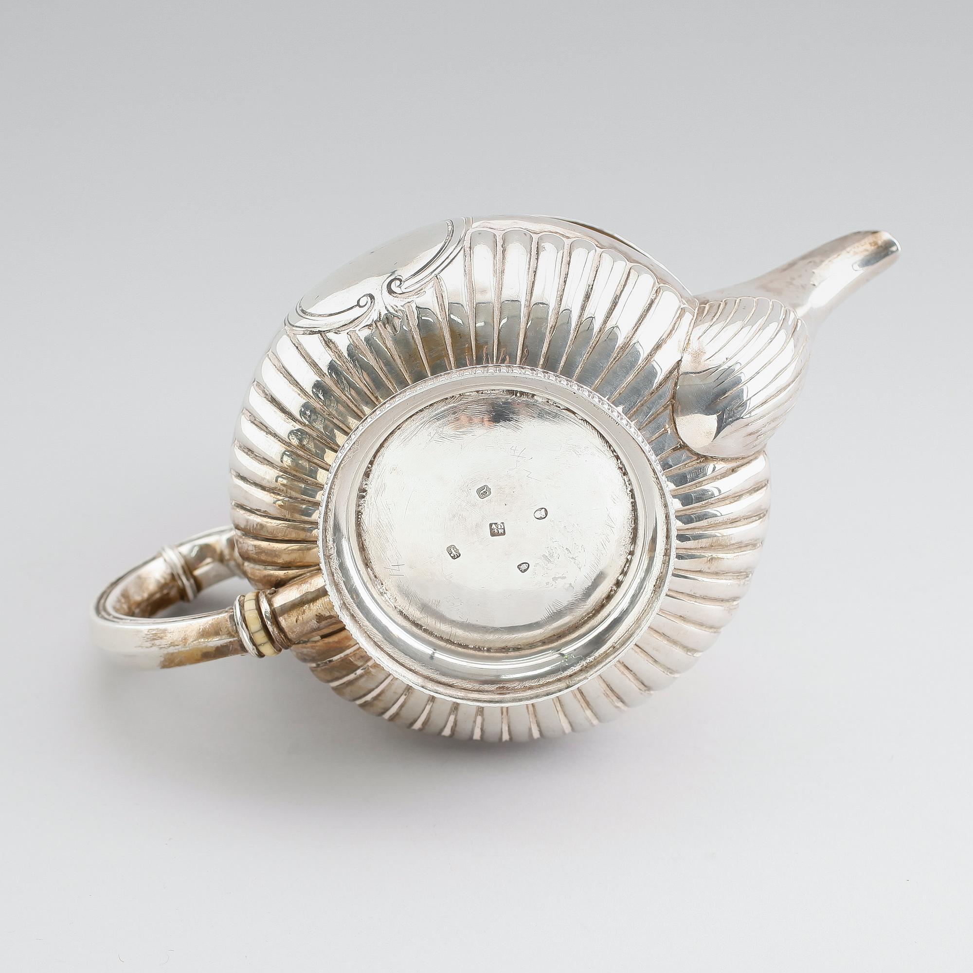 TEKANNA, silver, Alice & George Burrows, London 1816. Vikt ca 685 gram.