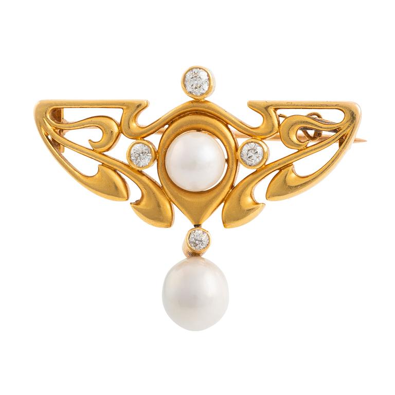 A brooch in 14K gold with pearls and old-cut diamonds.