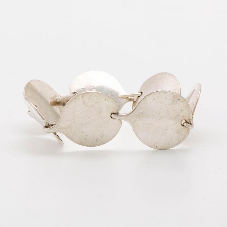 2 silver bracelets, approx 19 x 2 cm approx 20 x 0,5 cm.