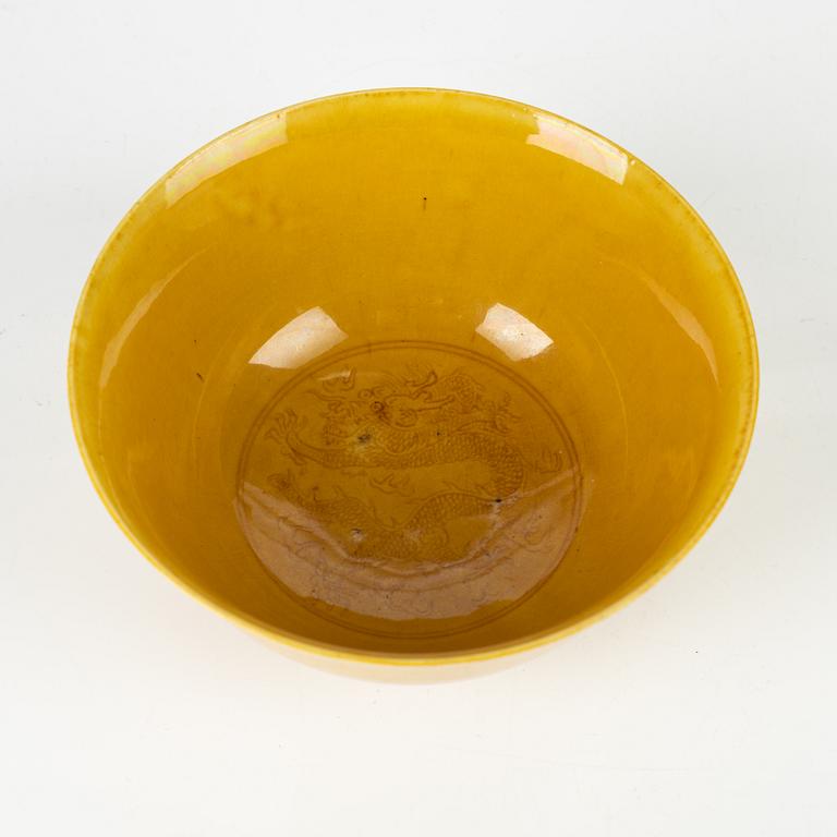 A Chinese yellow 'dragon' bowl, 20th century.