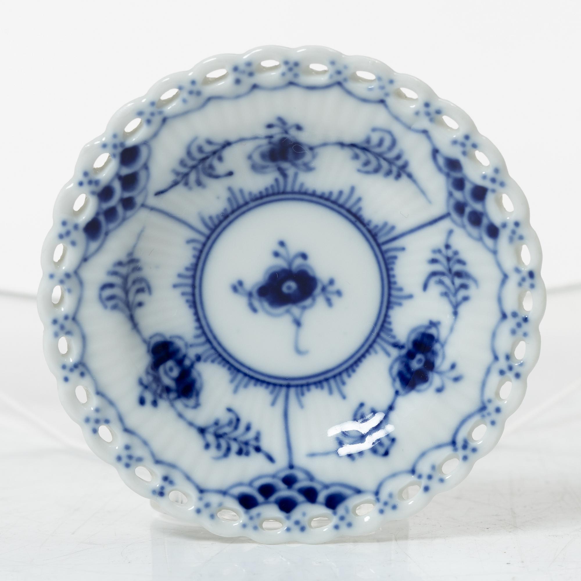 Royal Copenhagen, "Musselmalet", coffee service, 38 pieces, porcelain, full and half lace.