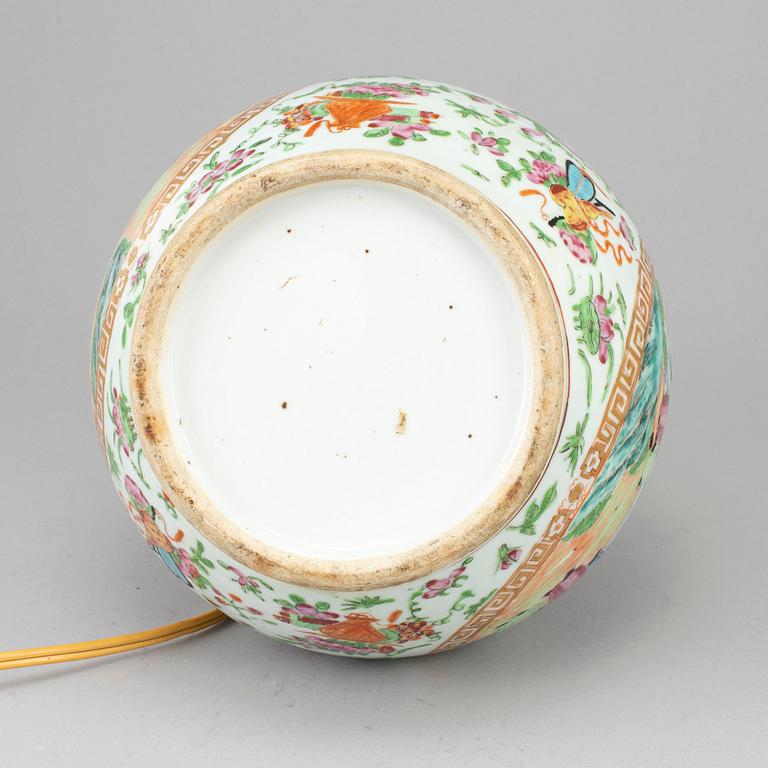 A famille rose canton vase turned into a table lamp, Qing dynasty, late 19th century.