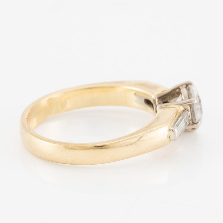 Ring 18K gold with a round brilliant-cut diamond.