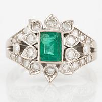 Ring 18K white gold with emerald and brilliant-cut diamonds.