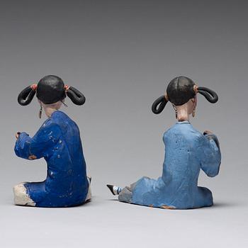 Two clay figures of Chinese girls, Qing dynasty, 19th Century.