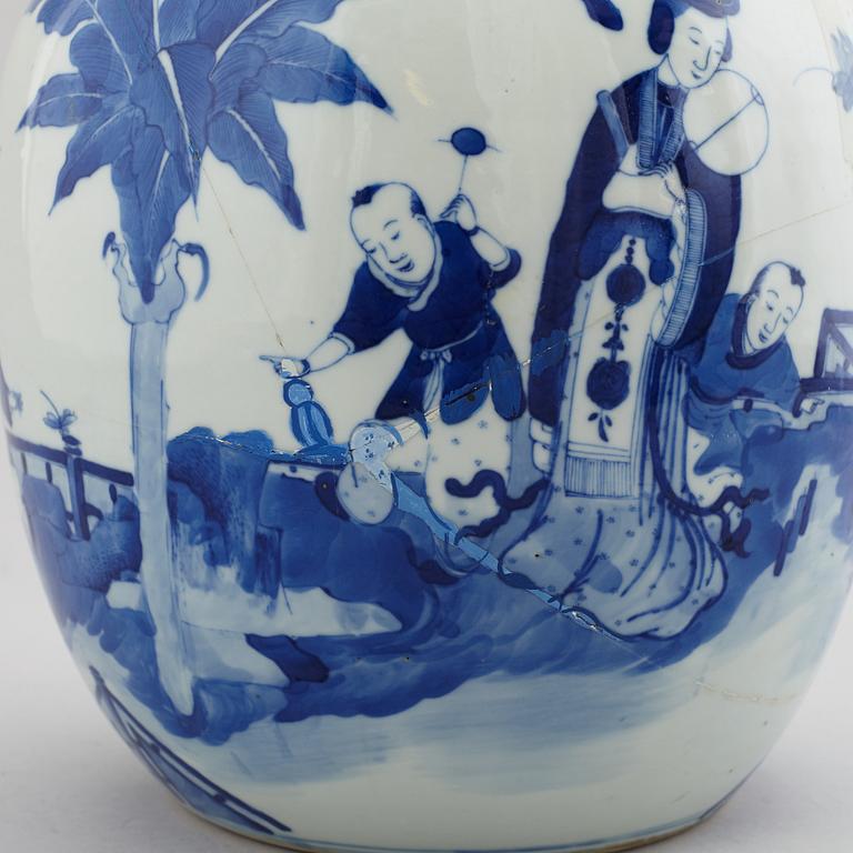 A large blue and white jar, Qing dynasty, 19th Century.