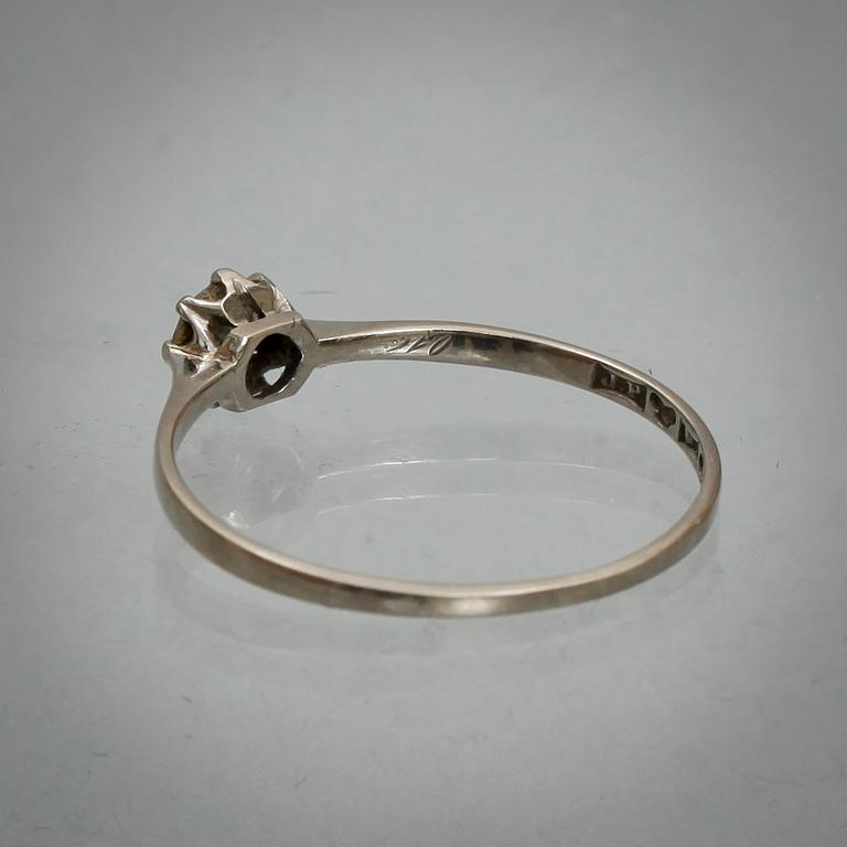 RING, 18k vitguld med briljantslipad diamant ca 0,16 ct. Vikt 0,9 g.