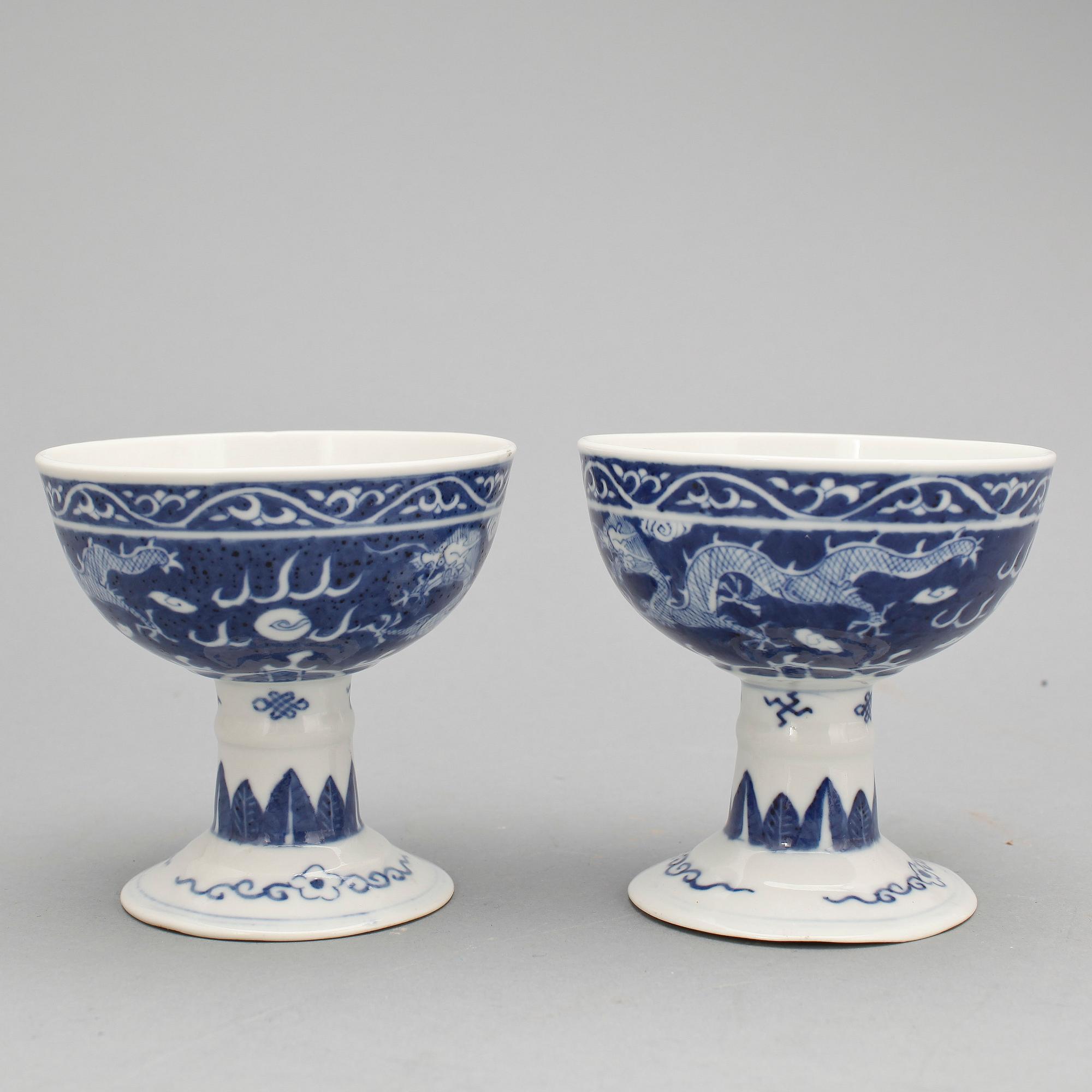 ALTARBÄGARE/STEMCUPS, ett par, porslin, Kina 1900-tal.