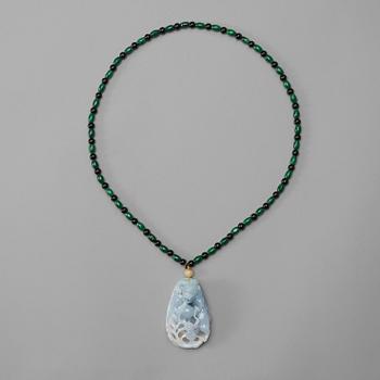 1424. A jadeit pendant with collier, China, 20th Century.