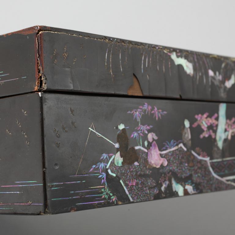 A Chinese lacquered box with cover, early 20th Century.