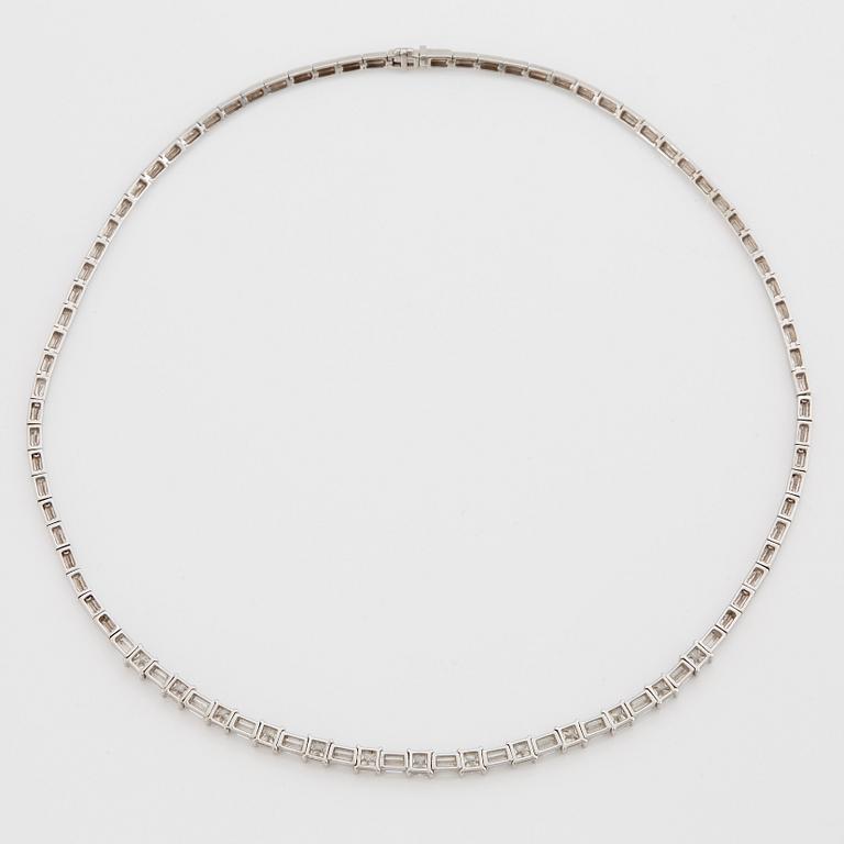 COLLIER med prinsess- och baguetteslipade diamanter.