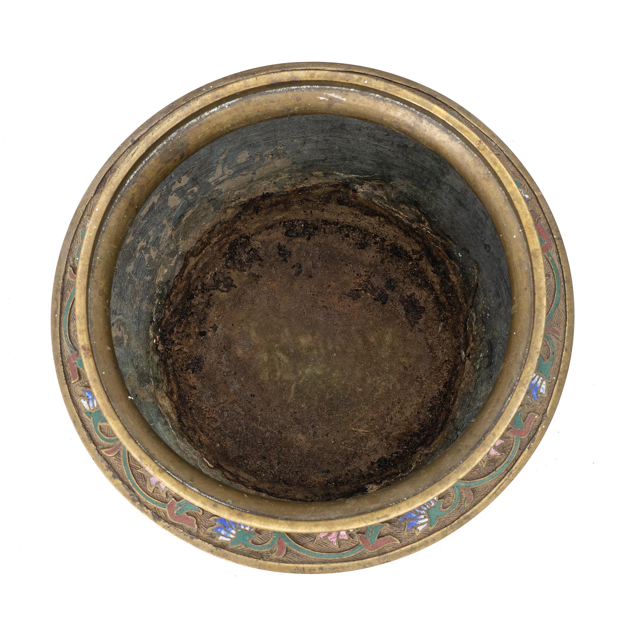 Ytterfoder med piedestal, cloisonné på mässing, Kina, omkring 1900.