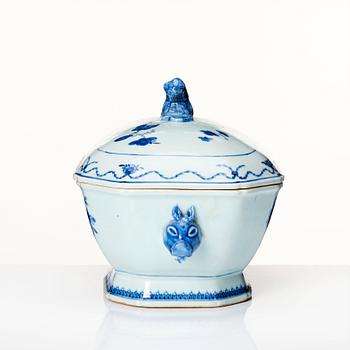 A blue and white tureen with cover, Qing dynasty, Qianlong (1736-1795).