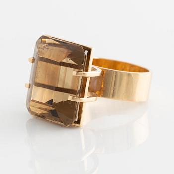 Anders Högberg a ring in 18K gold with faceted quartz.