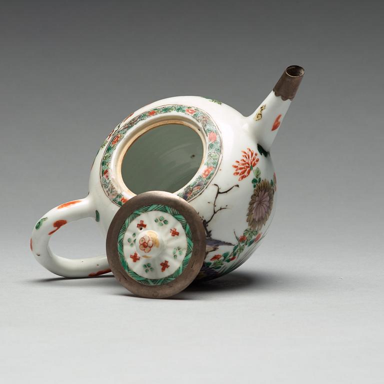 A famille verte teapot with cover, Qing dynasty, Kangxi (1662-1722).