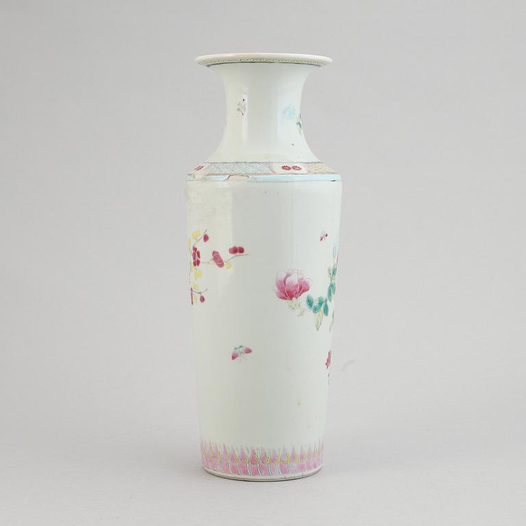 A famille rose vase, Qing dynasty, 19th Century.