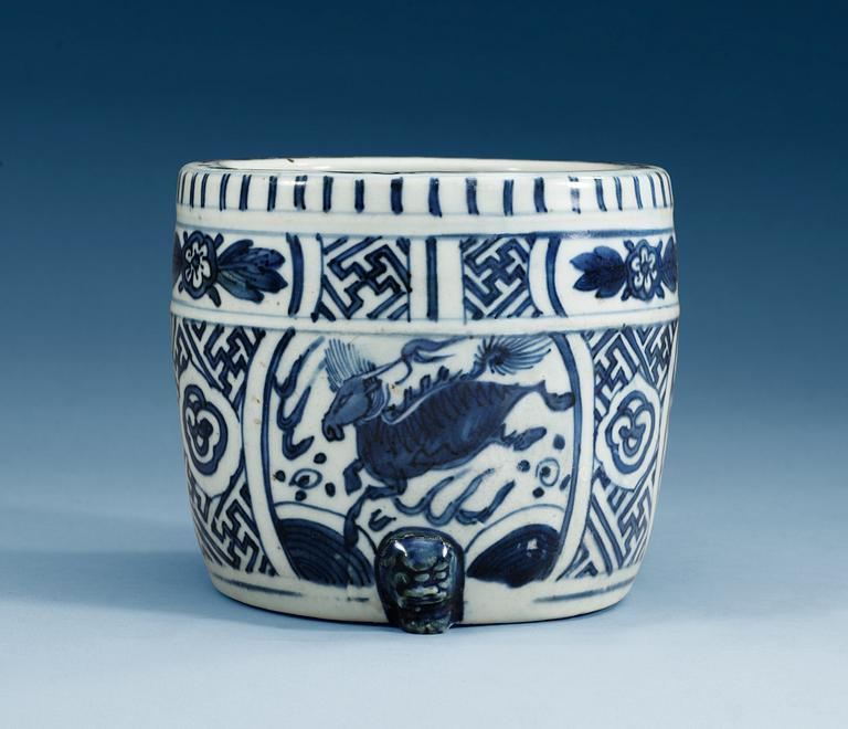 RÖKELSEKAR, porslin. Tripod. Ming dynastin, Wanli (1573-1619).