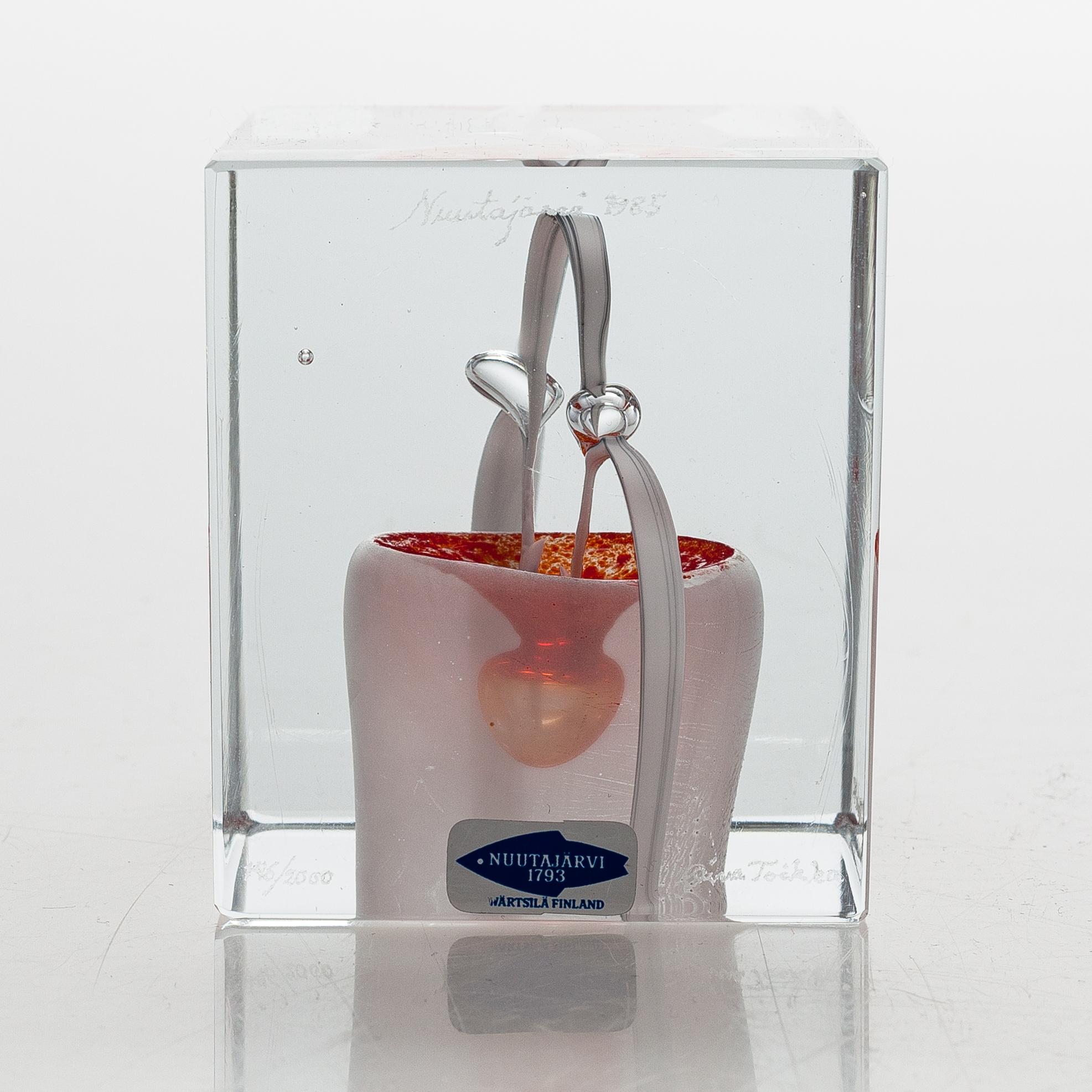 An annual glass cube, signed Oiva Toikka Nuutajärvi 1985, numbered 146/2000.