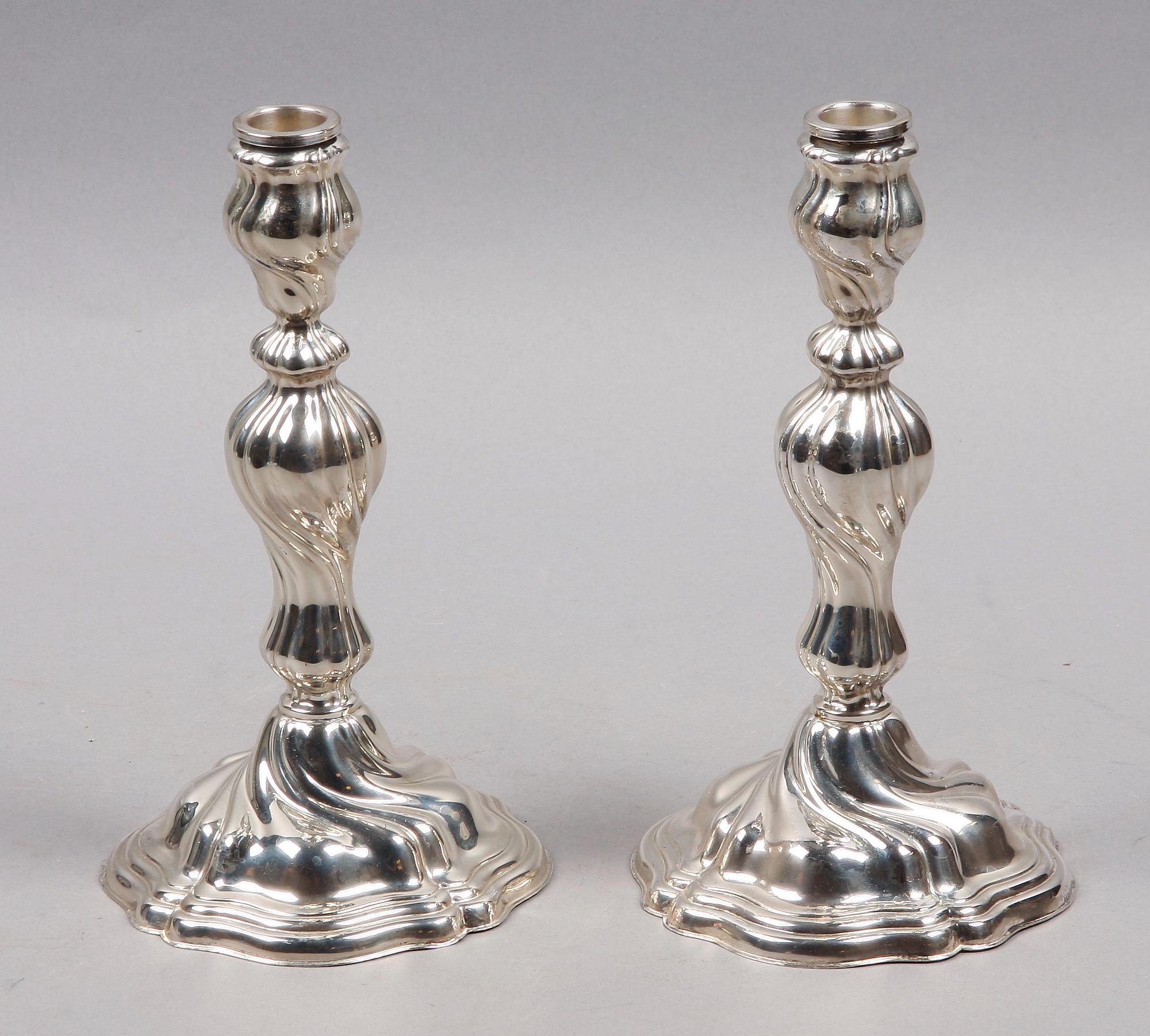 LJUSSTAKAR, ett par, sterlingsilver, rokokostil, Tyskland, 1900-talets mitt, svenska importstämplar.