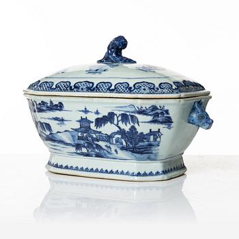 A Chinese export porcelain tureen, Qing dynasty, Qianlong (1736-95).