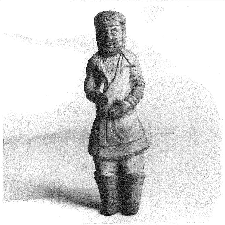 SKULPTURER, tre stycken, lergods. Tangdynastin (618-906).